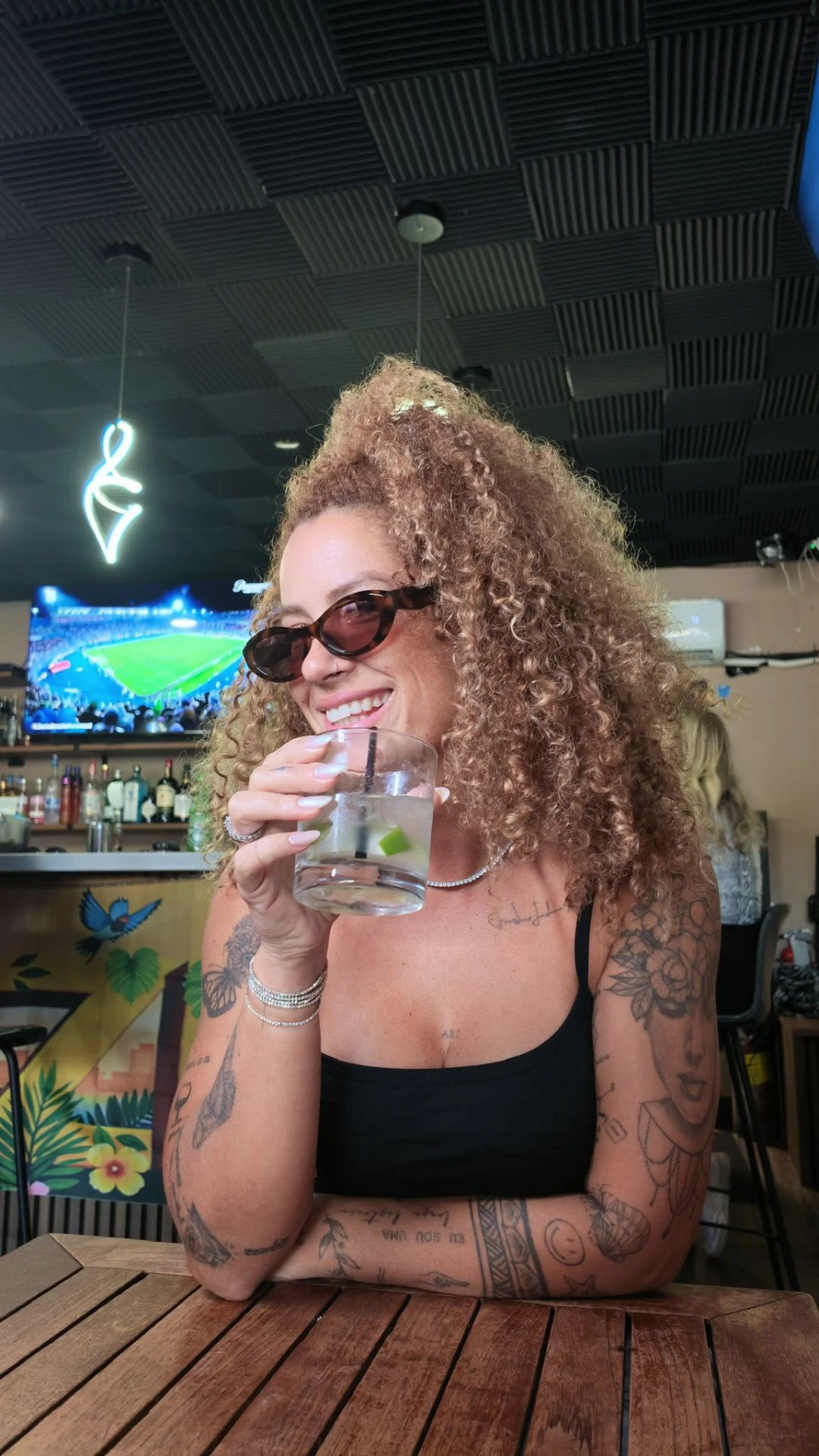 Guest with a caipirinha in front of the football screen